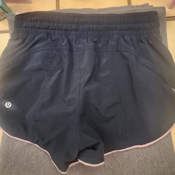 Lululemon Choose a Side Reversible Short, size 6 - Picture 4 of 7